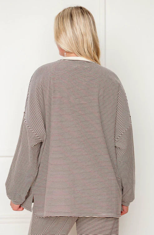 Conjunto de sudadera y pantalones oversize de forro polar a rayas