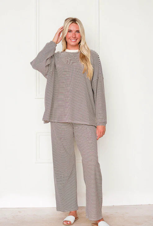 Conjunto de sudadera y pantalones oversize de forro polar a rayas