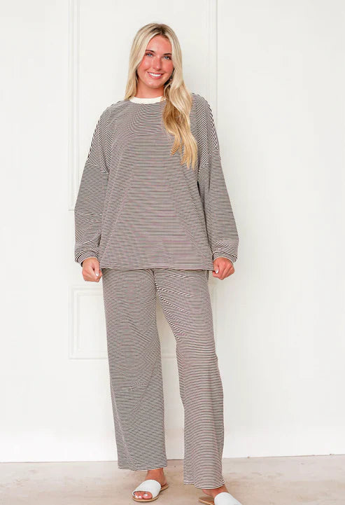 Conjunto de sudadera y pantalones oversize de forro polar a rayas