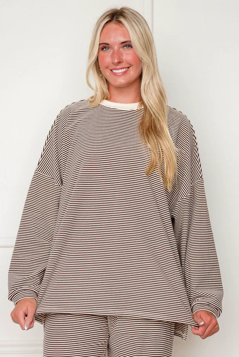 Conjunto de sudadera y pantalones oversize de forro polar a rayas