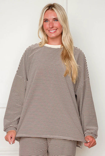 Conjunto de sudadera y pantalones oversize de forro polar a rayas